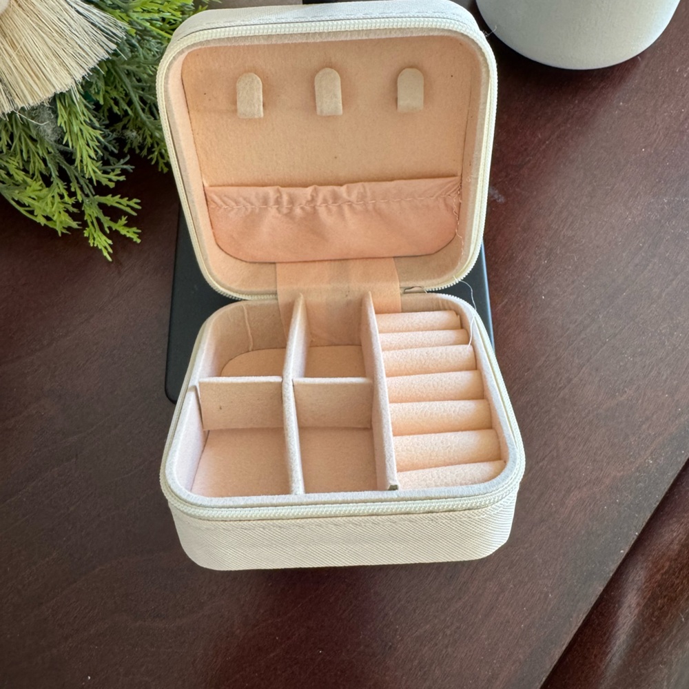 Travel jewelry case.